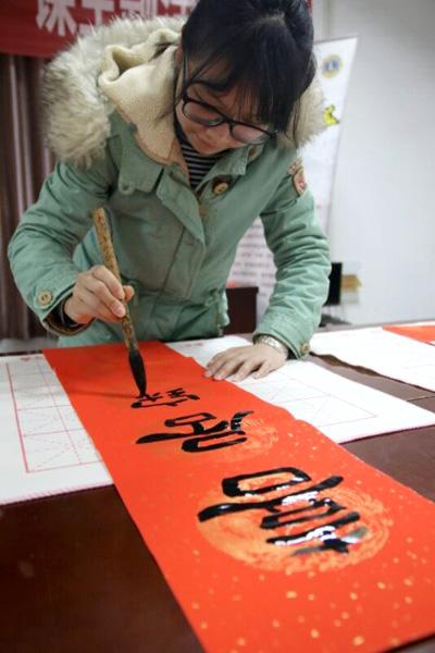 德清县供电公司联合开展写春联送祝福活动.jpg