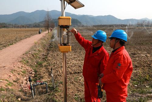 安吉县供电公司深入田间地头 服务春耕春种.jpg