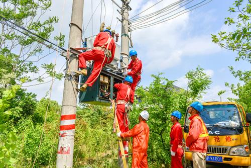 长兴县供电公司加快配变台区建设　迎战高温.jpg