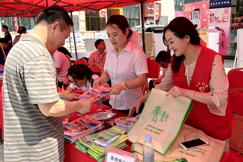 安吉县供电公司进广场宣传安全生产知识.jpg